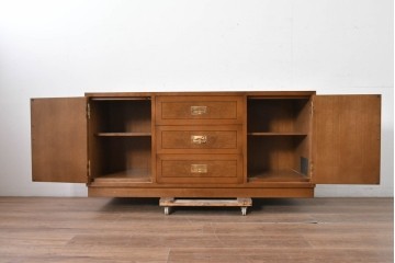 中古　カリモク家具(karimoku)　domani(ドマーニ)　Morganton(モーガントン)　希少なライトコニャック色　直線的でシンプルなデザインにゴールドの金具が映えるサイドボード　現行定価約45万円　(R-087814)