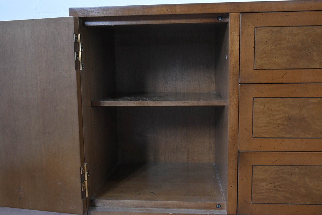 中古　カリモク家具(karimoku)　domani(ドマーニ)　Morganton(モーガントン)　希少なライトコニャック色　直線的でシンプルなデザインにゴールドの金具が映えるサイドボード　現行定価約45万円　(R-087814)