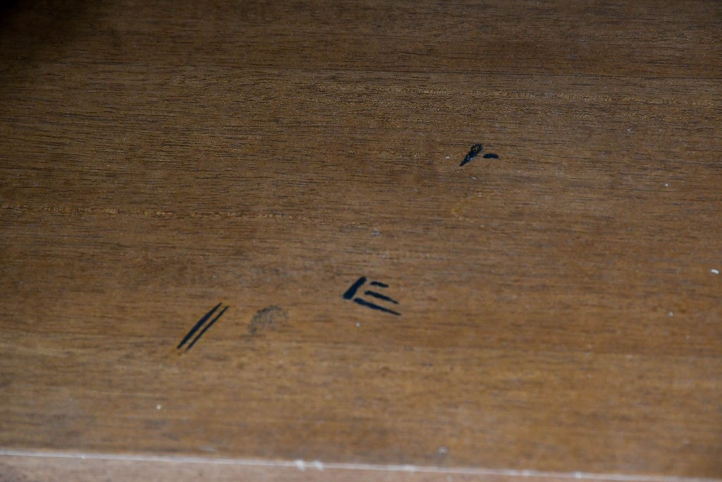 中古　カリモク家具(karimoku)　domani(ドマーニ)　Morganton(モーガントン)　希少なライトコニャック色　直線的でシンプルなデザインにゴールドの金具が映えるサイドボード　現行定価約45万円　(R-087814)