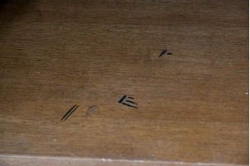 中古　カリモク家具(karimoku)　domani(ドマーニ)　Morganton(モーガントン)　希少なライトコニャック色　直線的でシンプルなデザインにゴールドの金具が映えるサイドボード　現行定価約45万円　(R-087814)