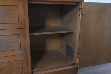 中古　カリモク家具(karimoku)　domani(ドマーニ)　Morganton(モーガントン)　希少なライトコニャック色　直線的でシンプルなデザインにゴールドの金具が映えるサイドボード　現行定価約45万円　(R-087814)