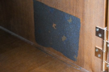 中古　カリモク家具(karimoku)　domani(ドマーニ)　Morganton(モーガントン)　希少なライトコニャック色　直線的でシンプルなデザインにゴールドの金具が映えるサイドボード　現行定価約45万円　(R-087814)