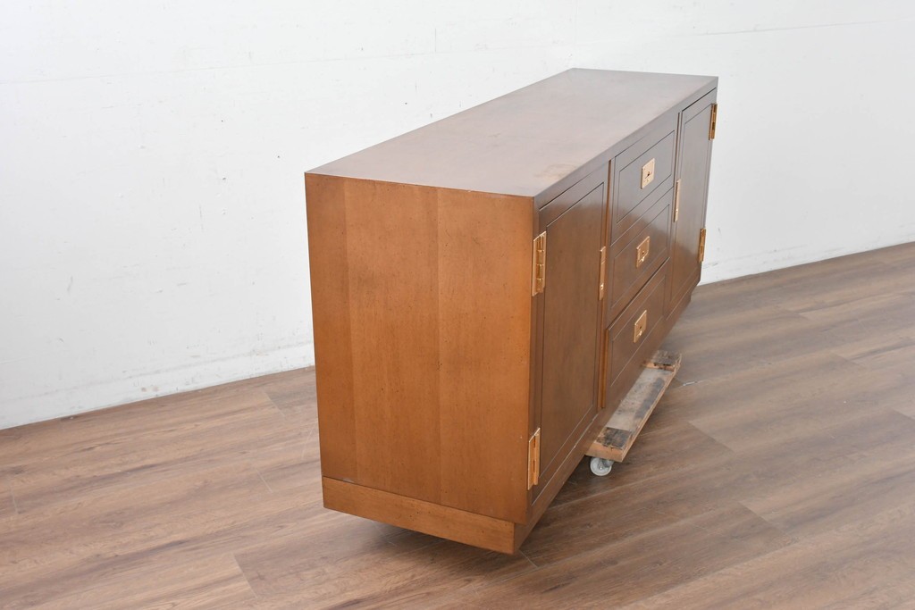 中古　カリモク家具(karimoku)　domani(ドマーニ)　Morganton(モーガントン)　希少なライトコニャック色　直線的でシンプルなデザインにゴールドの金具が映えるサイドボード　現行定価約45万円　(R-087814)