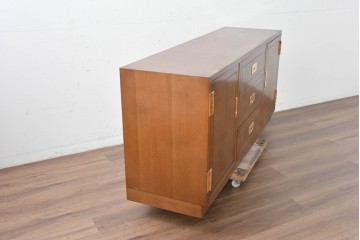 中古　カリモク家具(karimoku)　domani(ドマーニ)　Morganton(モーガントン)　希少なライトコニャック色　直線的でシンプルなデザインにゴールドの金具が映えるサイドボード　現行定価約45万円　(R-087814)