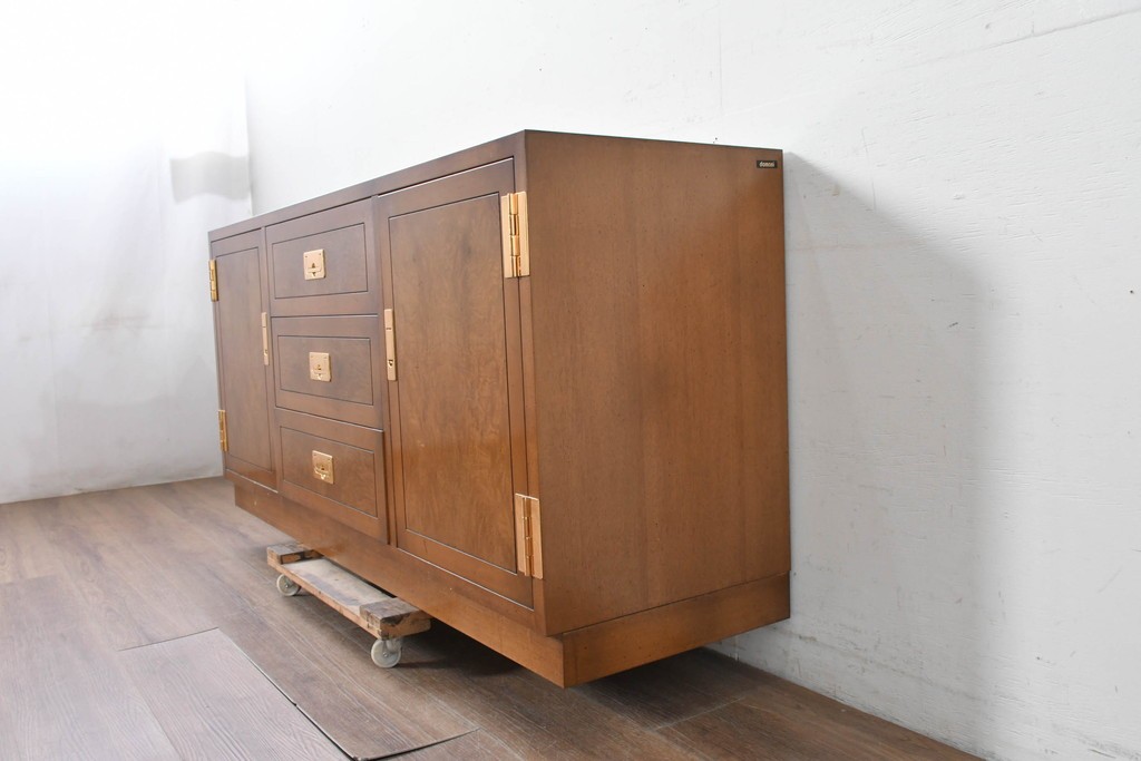 中古　カリモク家具(karimoku)　domani(ドマーニ)　Morganton(モーガントン)　希少なライトコニャック色　直線的でシンプルなデザインにゴールドの金具が映えるサイドボード　現行定価約45万円　(R-087814)