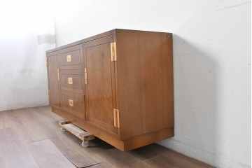 中古　カリモク家具(karimoku)　domani(ドマーニ)　Morganton(モーガントン)　希少なライトコニャック色　直線的でシンプルなデザインにゴールドの金具が映えるサイドボード　現行定価約45万円　(R-087814)