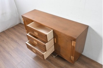 中古　カリモク家具(karimoku)　domani(ドマーニ)　Morganton(モーガントン)　希少なライトコニャック色　直線的でシンプルなデザインにゴールドの金具が映えるサイドボード　現行定価約45万円　(R-087814)