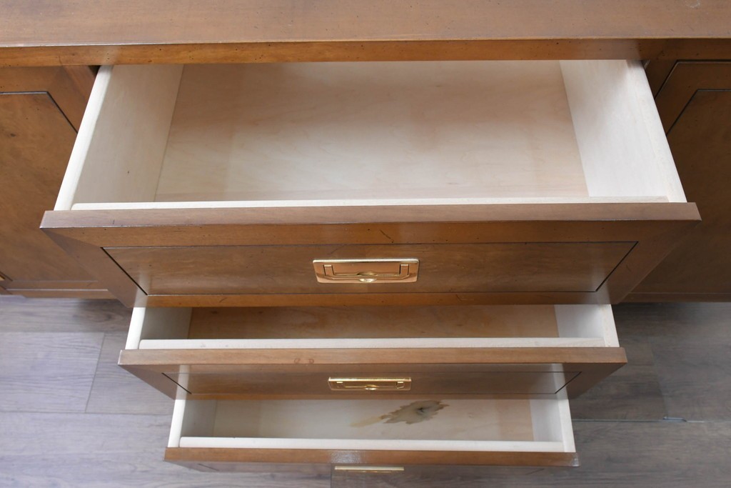 中古　カリモク家具(karimoku)　domani(ドマーニ)　Morganton(モーガントン)　希少なライトコニャック色　直線的でシンプルなデザインにゴールドの金具が映えるサイドボード　現行定価約45万円　(R-087814)