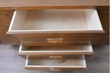 中古　カリモク家具(karimoku)　domani(ドマーニ)　Morganton(モーガントン)　希少なライトコニャック色　直線的でシンプルなデザインにゴールドの金具が映えるサイドボード　現行定価約45万円　(R-087814)