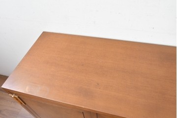 中古　カリモク家具(karimoku)　domani(ドマーニ)　Morganton(モーガントン)　希少なライトコニャック色　直線的でシンプルなデザインにゴールドの金具が映えるサイドボード　現行定価約45万円　(R-087814)