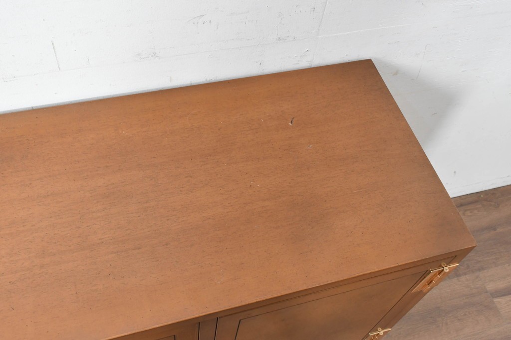 中古　カリモク家具(karimoku)　domani(ドマーニ)　Morganton(モーガントン)　希少なライトコニャック色　直線的でシンプルなデザインにゴールドの金具が映えるサイドボード　現行定価約45万円　(R-087814)