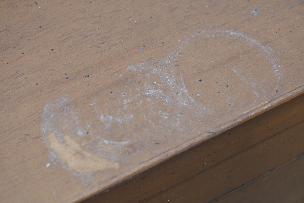 中古　カリモク家具(karimoku)　domani(ドマーニ)　Morganton(モーガントン)　希少なライトコニャック色　直線的でシンプルなデザインにゴールドの金具が映えるサイドボード　現行定価約45万円　(R-087814)