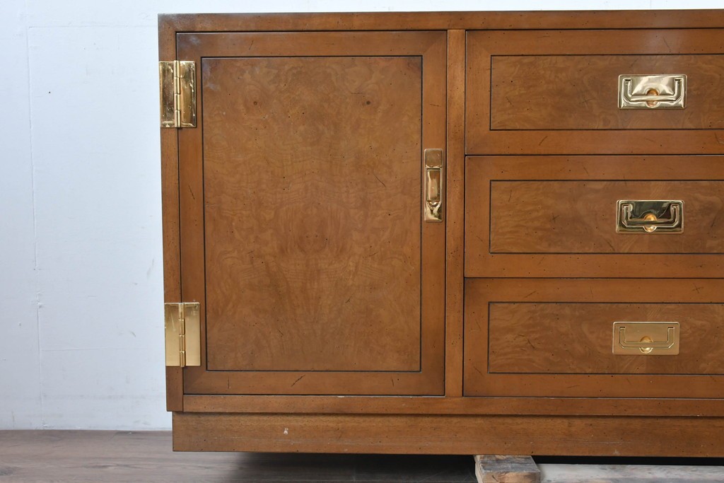 中古　カリモク家具(karimoku)　domani(ドマーニ)　Morganton(モーガントン)　希少なライトコニャック色　直線的でシンプルなデザインにゴールドの金具が映えるサイドボード　現行定価約45万円　(R-087814)