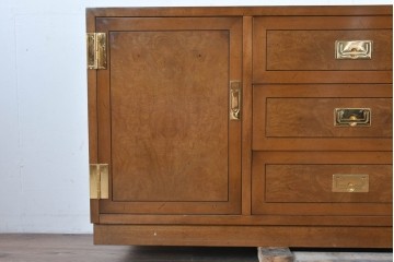 中古　カリモク家具(karimoku)　domani(ドマーニ)　Morganton(モーガントン)　希少なライトコニャック色　直線的でシンプルなデザインにゴールドの金具が映えるサイドボード　現行定価約45万円　(R-087814)