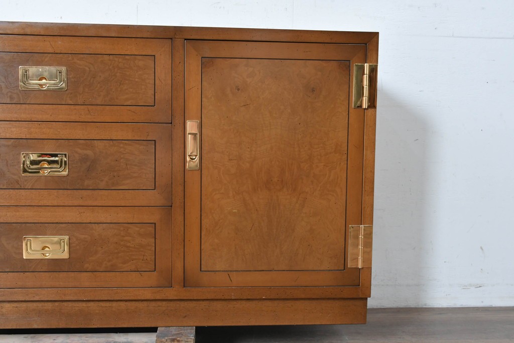 中古　カリモク家具(karimoku)　domani(ドマーニ)　Morganton(モーガントン)　希少なライトコニャック色　直線的でシンプルなデザインにゴールドの金具が映えるサイドボード　現行定価約45万円　(R-087814)