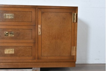 中古　カリモク家具(karimoku)　domani(ドマーニ)　Morganton(モーガントン)　希少なライトコニャック色　直線的でシンプルなデザインにゴールドの金具が映えるサイドボード　現行定価約45万円　(R-087814)