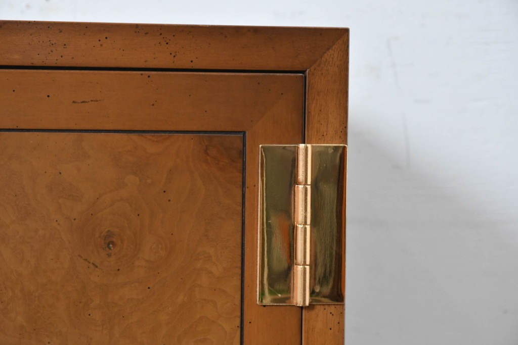 中古　カリモク家具(karimoku)　domani(ドマーニ)　Morganton(モーガントン)　希少なライトコニャック色　直線的でシンプルなデザインにゴールドの金具が映えるサイドボード　現行定価約45万円　(R-087814)