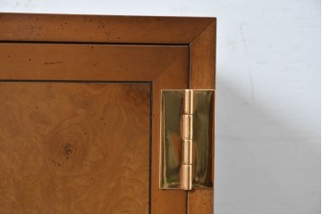 中古　カリモク家具(karimoku)　domani(ドマーニ)　Morganton(モーガントン)　希少なライトコニャック色　直線的でシンプルなデザインにゴールドの金具が映えるサイドボード　現行定価約45万円　(R-087814)