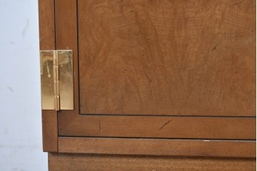 中古　カリモク家具(karimoku)　domani(ドマーニ)　Morganton(モーガントン)　希少なライトコニャック色　直線的でシンプルなデザインにゴールドの金具が映えるサイドボード　現行定価約45万円　(R-087814)