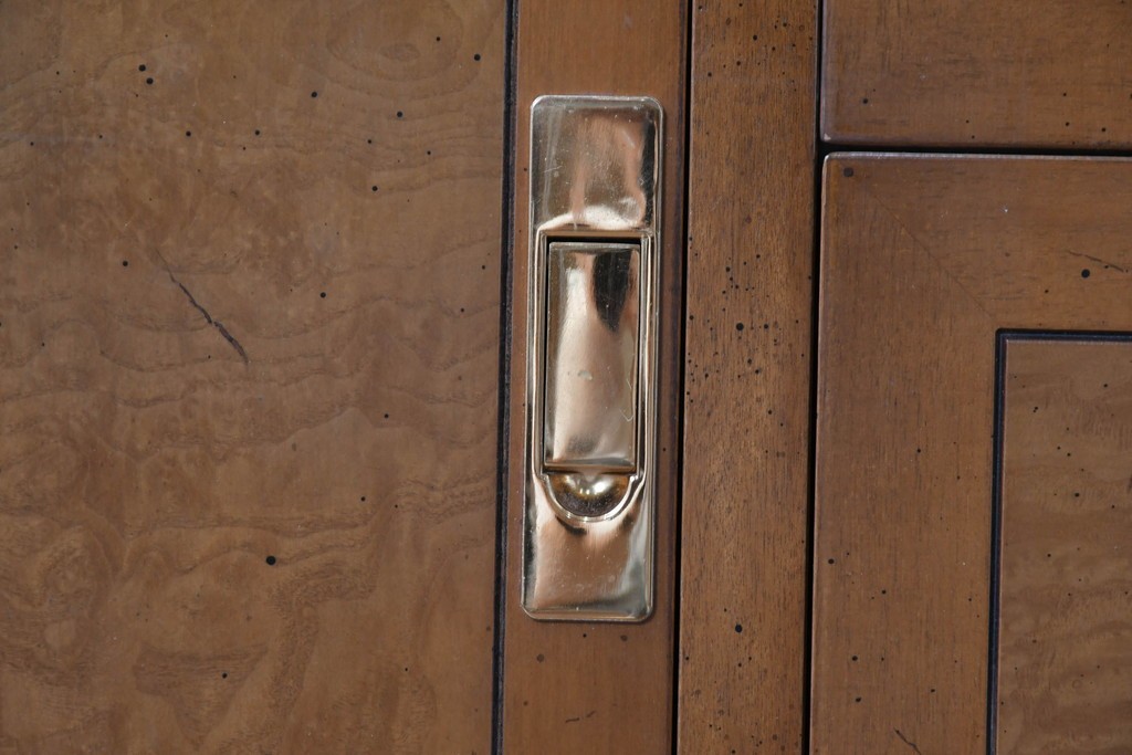 中古　カリモク家具(karimoku)　domani(ドマーニ)　Morganton(モーガントン)　希少なライトコニャック色　直線的でシンプルなデザインにゴールドの金具が映えるサイドボード　現行定価約45万円　(R-087814)