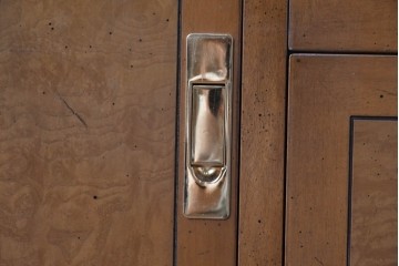 中古　カリモク家具(karimoku)　domani(ドマーニ)　Morganton(モーガントン)　希少なライトコニャック色　直線的でシンプルなデザインにゴールドの金具が映えるサイドボード　現行定価約45万円　(R-087814)