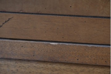 中古　カリモク家具(karimoku)　domani(ドマーニ)　Morganton(モーガントン)　希少なライトコニャック色　直線的でシンプルなデザインにゴールドの金具が映えるサイドボード　現行定価約45万円　(R-087814)