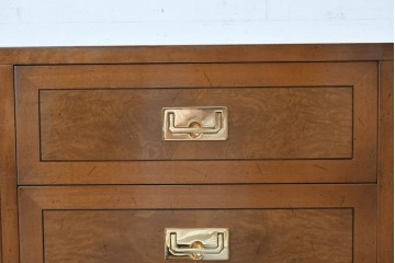 中古　カリモク家具(karimoku)　domani(ドマーニ)　Morganton(モーガントン)　希少なライトコニャック色　直線的でシンプルなデザインにゴールドの金具が映えるサイドボード　現行定価約45万円　(R-087814)