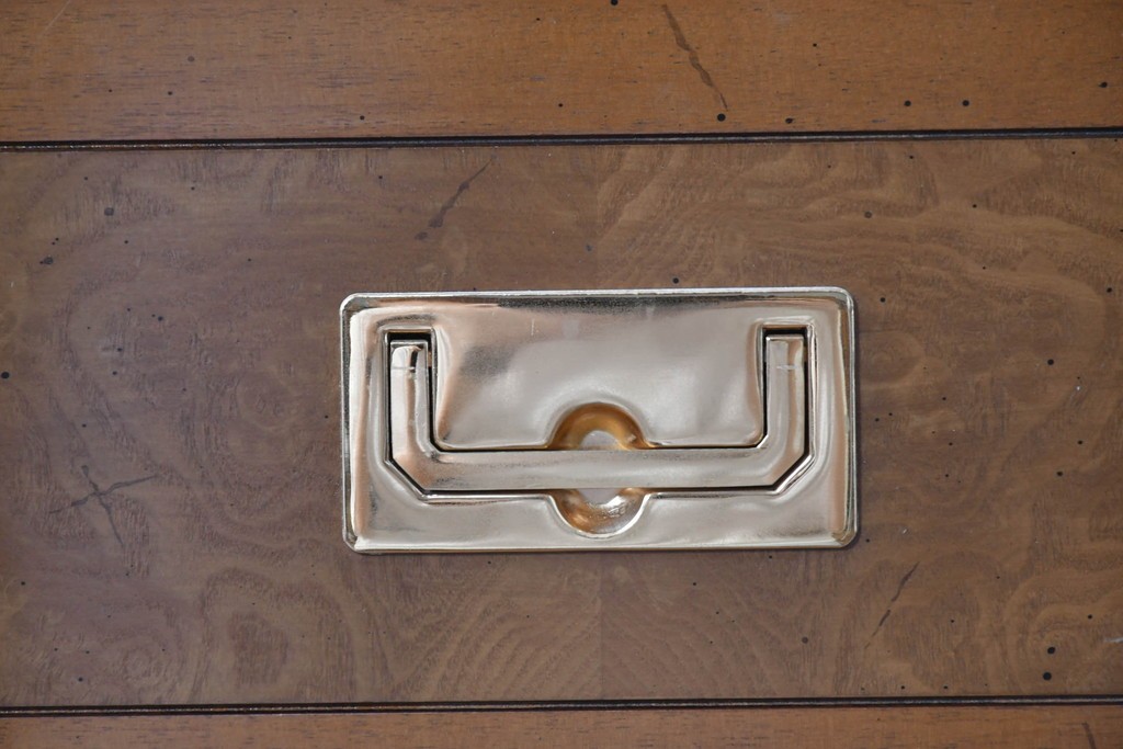 中古　カリモク家具(karimoku)　domani(ドマーニ)　Morganton(モーガントン)　希少なライトコニャック色　直線的でシンプルなデザインにゴールドの金具が映えるサイドボード　現行定価約45万円　(R-087814)