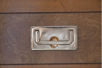 中古　カリモク家具(karimoku)　domani(ドマーニ)　Morganton(モーガントン)　希少なライトコニャック色　直線的でシンプルなデザインにゴールドの金具が映えるサイドボード　現行定価約45万円　(R-087814)