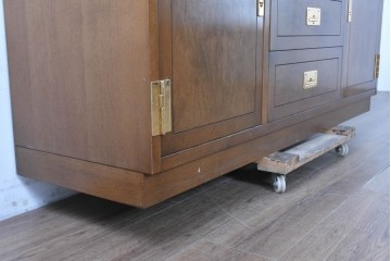 中古　カリモク家具(karimoku)　domani(ドマーニ)　Morganton(モーガントン)　希少なライトコニャック色　直線的でシンプルなデザインにゴールドの金具が映えるサイドボード　現行定価約45万円　(R-087814)