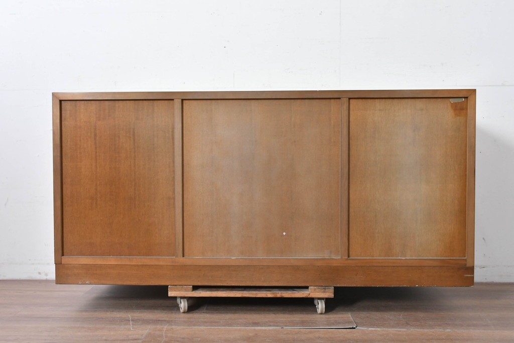 中古　カリモク家具(karimoku)　domani(ドマーニ)　Morganton(モーガントン)　希少なライトコニャック色　直線的でシンプルなデザインにゴールドの金具が映えるサイドボード　現行定価約45万円　(R-087814)