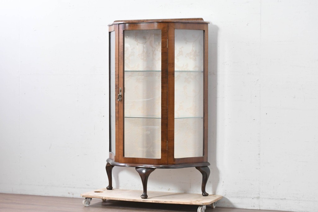 イギリスアンティーク　ウォールナット材　猫脚が優美なガラスキャビネット　(R-087816)