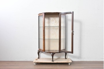 イギリスアンティーク　ウォールナット材　猫脚が優美なガラスキャビネット　(R-087816)