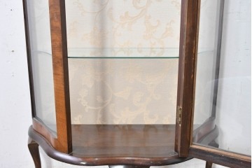 イギリスアンティーク　ウォールナット材　猫脚が優美なガラスキャビネット　(R-087816)