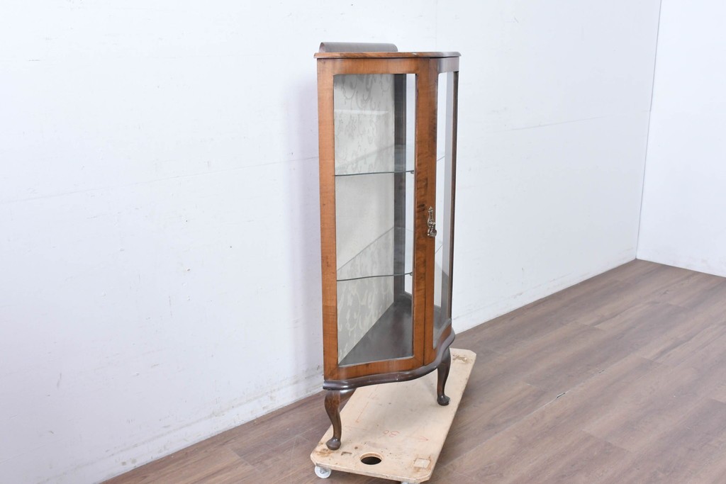 イギリスアンティーク　ウォールナット材　猫脚が優美なガラスキャビネット　(R-087816)