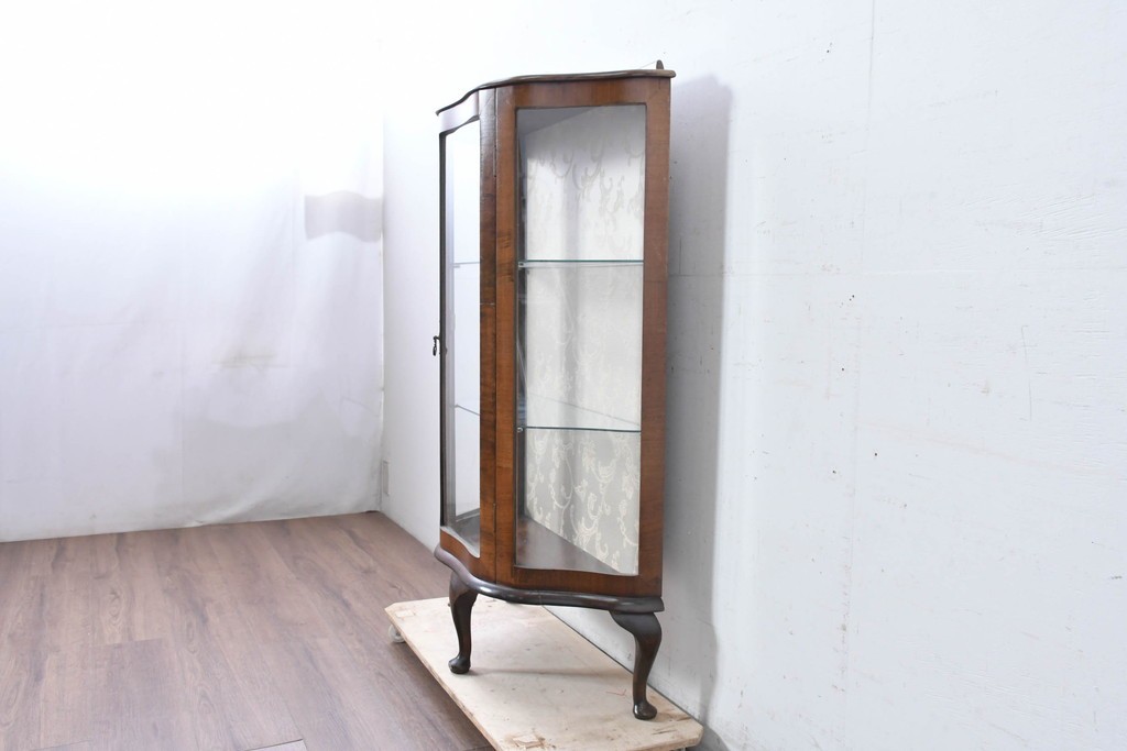 イギリスアンティーク　ウォールナット材　猫脚が優美なガラスキャビネット　(R-087816)
