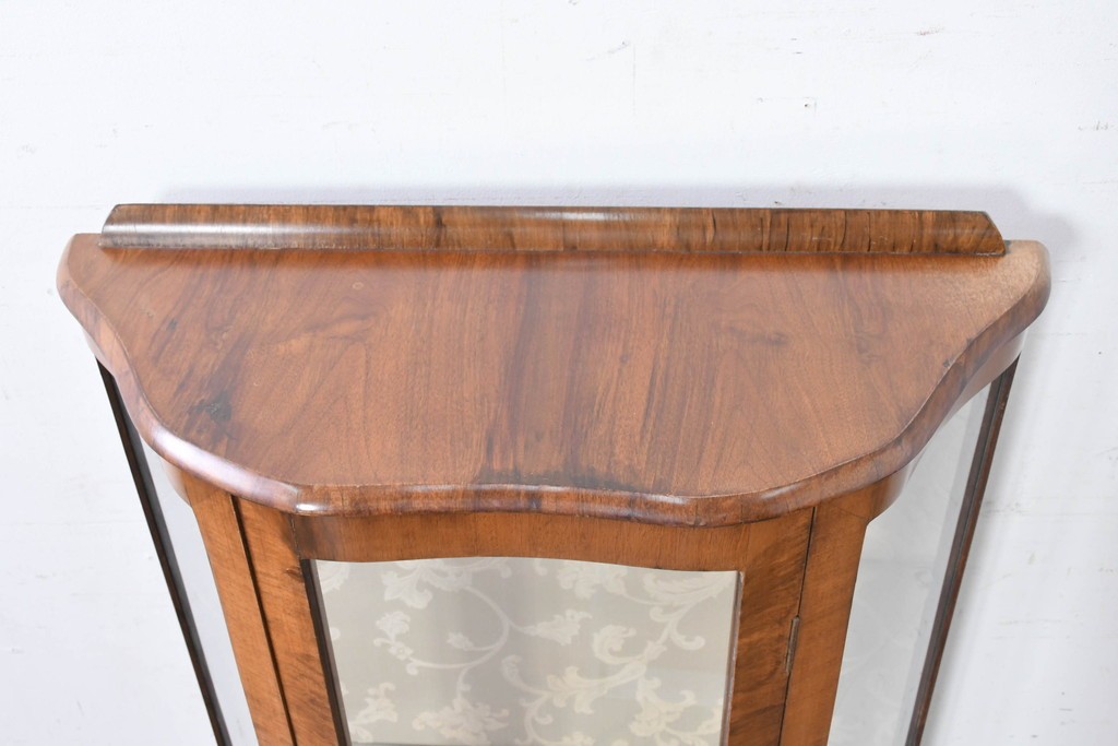 イギリスアンティーク　ウォールナット材　猫脚が優美なガラスキャビネット　(R-087816)