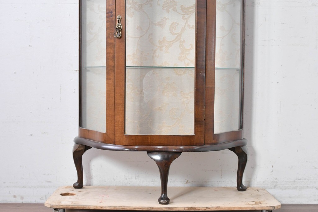 イギリスアンティーク　ウォールナット材　猫脚が優美なガラスキャビネット　(R-087816)