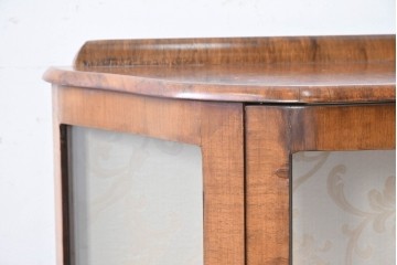 イギリスアンティーク　ウォールナット材　猫脚が優美なガラスキャビネット　(R-087816)