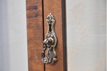 イギリスアンティーク　ウォールナット材　猫脚が優美なガラスキャビネット　(R-087816)