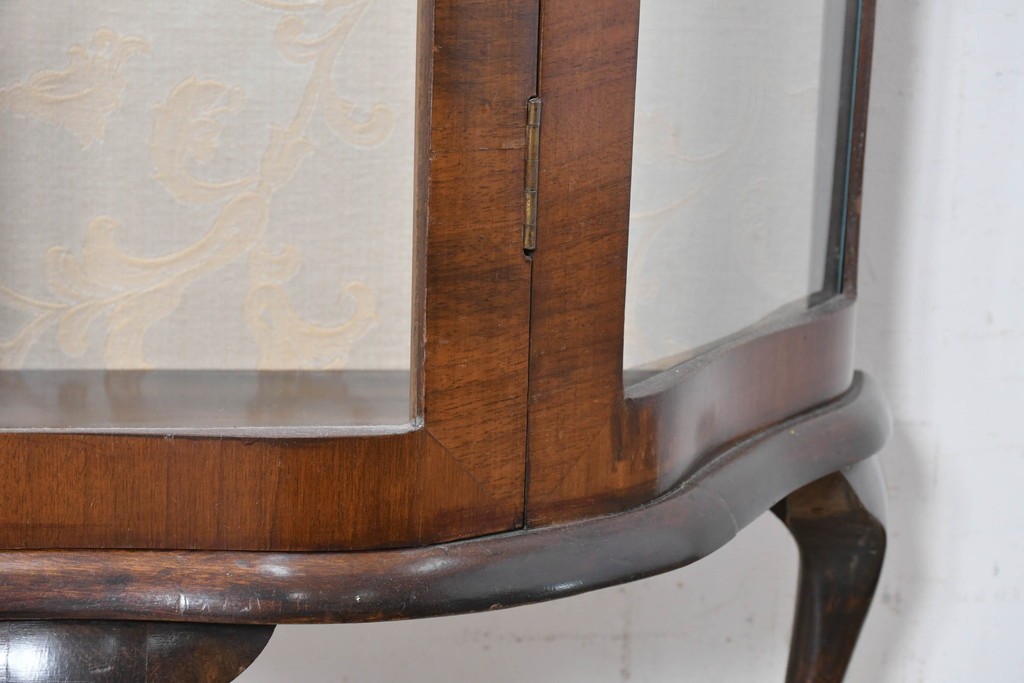 イギリスアンティーク　ウォールナット材　猫脚が優美なガラスキャビネット　(R-087816)