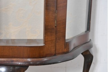 イギリスアンティーク　ウォールナット材　猫脚が優美なガラスキャビネット　(R-087816)