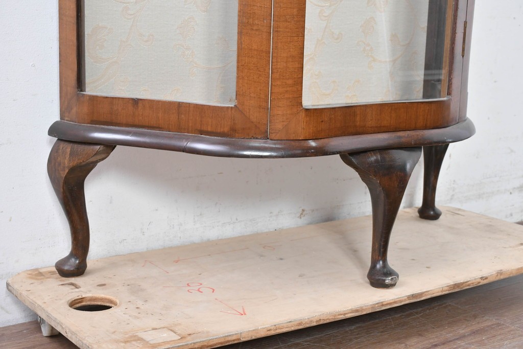 イギリスアンティーク　ウォールナット材　猫脚が優美なガラスキャビネット　(R-087816)