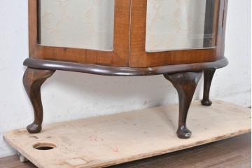 イギリスアンティーク　ウォールナット材　猫脚が優美なガラスキャビネット　(R-087816)