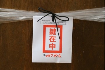 イギリスアンティーク　ウォールナット材　猫脚が優美なガラスキャビネット　(R-087816)