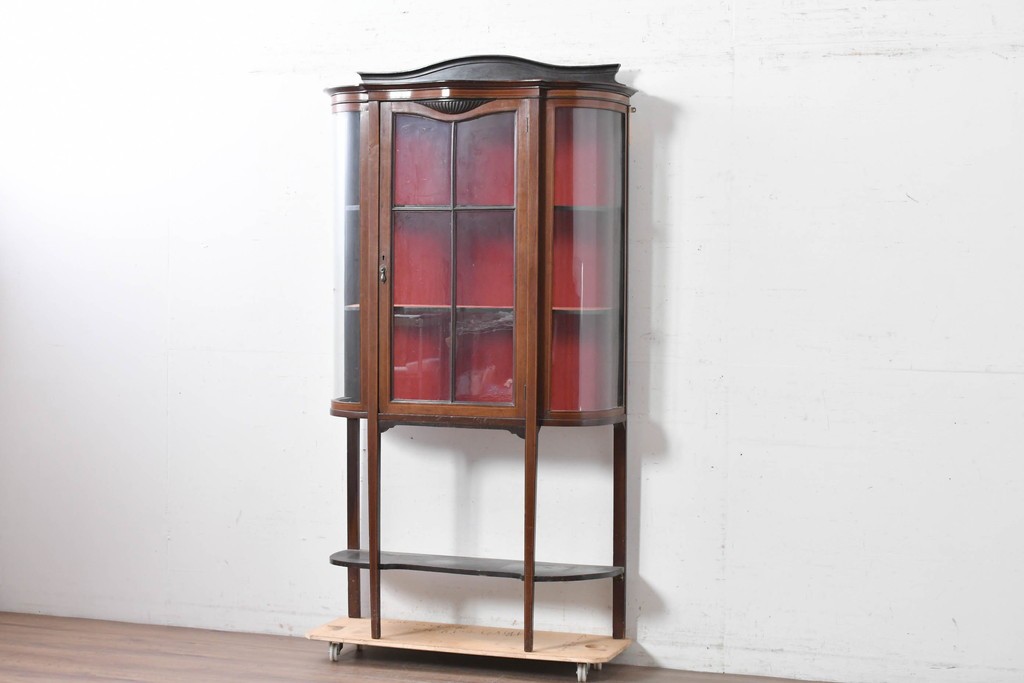 イギリスアンティーク　マホガニー材　小振りサイズが魅力の曲げガラス入りキャビネット　(R-087817)