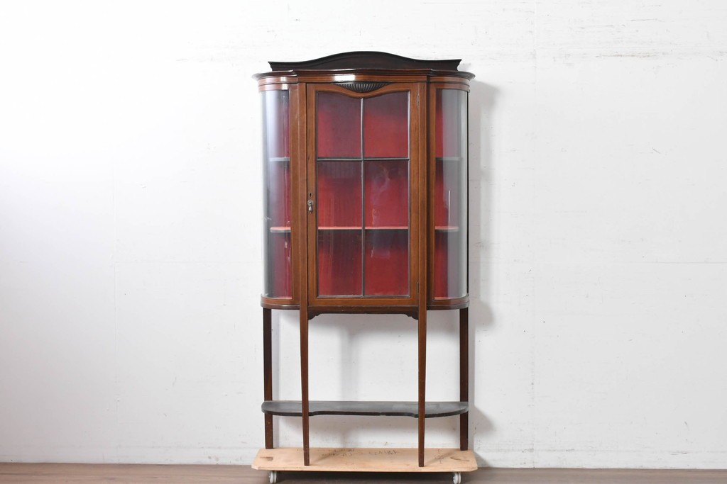イギリスアンティーク　マホガニー材　小振りサイズが魅力の曲げガラス入りキャビネット　(R-087817)