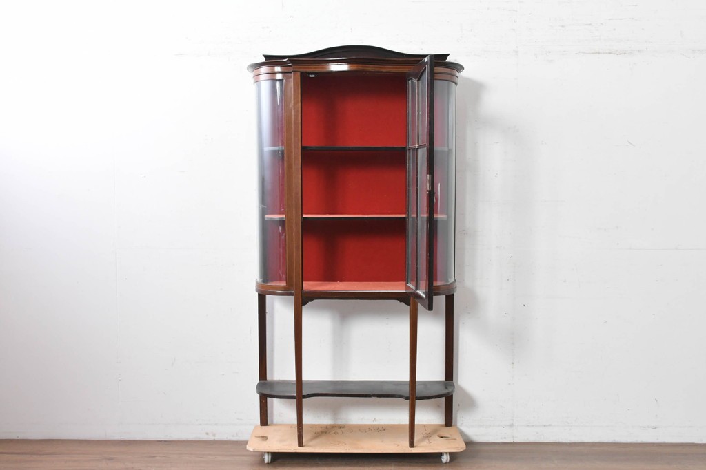 イギリスアンティーク　マホガニー材　小振りサイズが魅力の曲げガラス入りキャビネット　(R-087817)