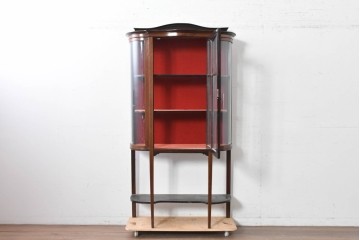 イギリスアンティーク　マホガニー材　小振りサイズが魅力の曲げガラス入りキャビネット　(R-087817)