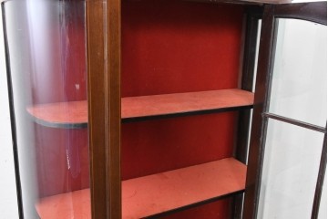 イギリスアンティーク　マホガニー材　小振りサイズが魅力の曲げガラス入りキャビネット　(R-087817)